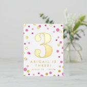 ピンク&金ゴールド紙吹雪ビッグナンバーガール誕生日 箔招待状ポストカード (立ち正面)