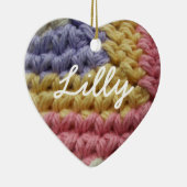 ピンク、黄色い、およびラベンダーのかぎ針編みステッチ セラミックオーナメント (右)
