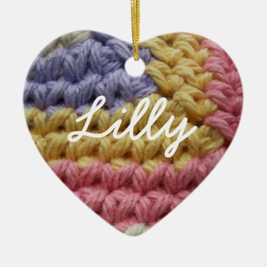 ピンク、黄色い、およびラベンダーのかぎ針編みステッチ セラミックオーナメント (正面)