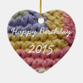 ピンク、黄色い、およびラベンダーのかぎ針編みステッチ セラミックオーナメント (裏面)