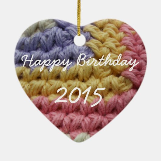 ピンク、黄色い、およびラベンダーのかぎ針編みステッチ セラミックオーナメント (裏面)