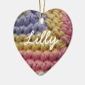 ピンク、黄色い、およびラベンダーのかぎ針編みステッチ セラミックオーナメント (左)