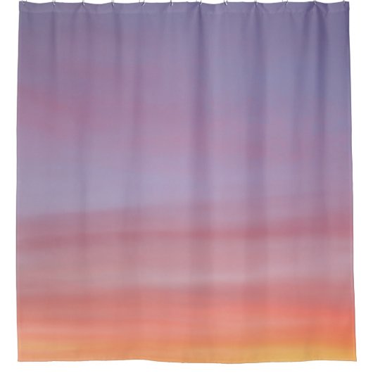 ピンク、黄色、紫の曇り空 シャワーカーテン (正面)
