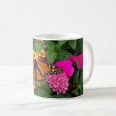 ピンク+黄色+緑の花のランタナと蝶々 コーヒーマグカップ (正面右)