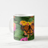 ピンク+黄色+緑の花のランタナと蝶々 コーヒーマグカップ (正面左)