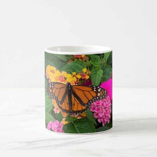 ピンク+黄色+緑の花のランタナと蝶々 コーヒーマグカップ (中央)