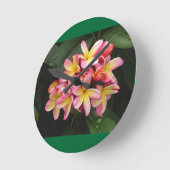 ピンク、黄色、赤のプルメリアの花 ラウンド壁時計 (傾斜)