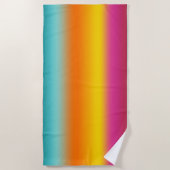 ピンク、黄、オレンジ、ティール（緑がかった色）のグラデーション ビーチタオル (正面)