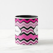 ピンク、黒、白の波状の波状のマグストライプ(パーソナライズ) マグカップ (中央)