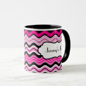 ピンク、黒、白の波状の波状のマグストライプ(パーソナライズ) マグカップ (正面右)