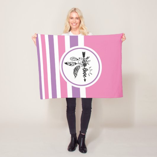 ピンク、黒、白ボホストライプのラブアロー フリースブランケット (インサイチュ)