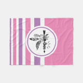 ピンク、黒、白ボホストライプのラブアロー フリースブランケット (正面(横))