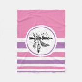 ピンク、黒、白ボホストライプのラブアロー フリースブランケット (正面)