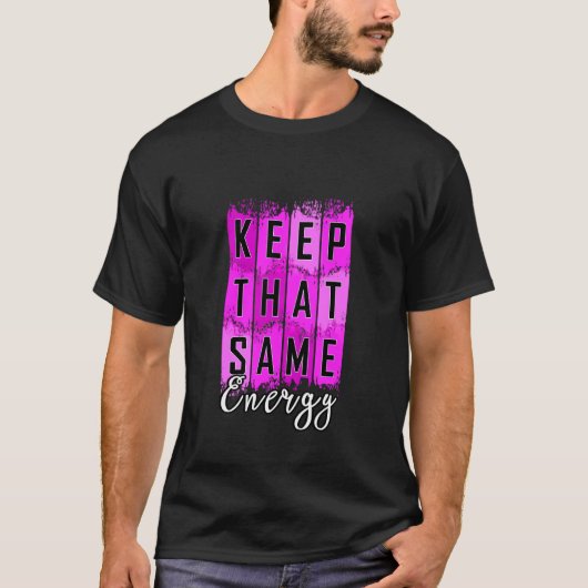 ピンク Keep That Same Energy v2 ピンク グラフィック Tシャツ (正面)