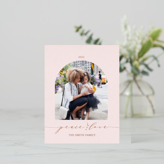ピンク | Peace and Love Christmas Photofoil Holiday 箔シーズンポストカード (立ち正面)