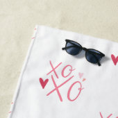 ピンク「XOXO」ハートハッピーバレンタインデー ビーチタオル (インサイチュ)