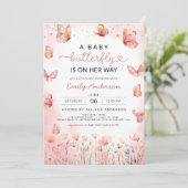 ピンクAベビー蝶が彼女の方法の女の子シャワー 招待状 (スタンド正面)