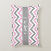 ピンクDkグレーホワイトLGシェブロングレーネームモノグラム アクセントクッション (正面(垂直))