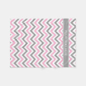 ピンクDkグレーホワイトLGシェブロングレーネームモノグラム フリースブランケット (正面(横))