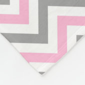 ピンクDkグレーホワイトLGシェブロングレーネームモノグラム フリースブランケット (角)