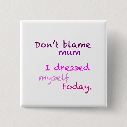 ピンクIは自分自身にボタン服を着せました 缶バッジ (正面)