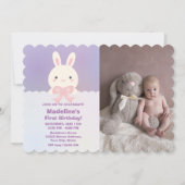 ピンクSome Bunnyは一ベビー初の誕生日写真 招待状 (正面)