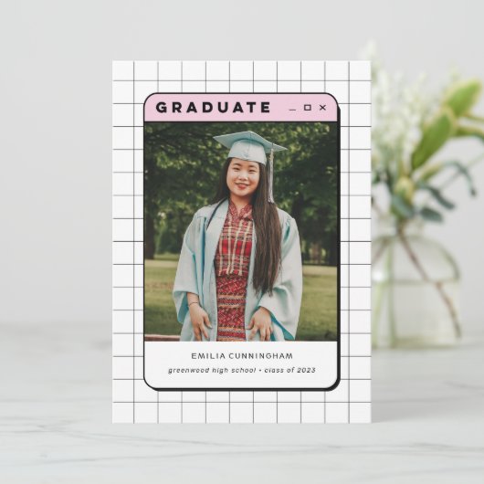 ピンクY2Kレトロコンピューター美的卒業写真 案内状 (スタンド正面)