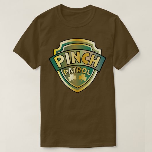 ピンチパトロールバッジSt patricks dayラッキーシャムロック Tシャツ (デザイン正面)