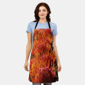 ピンチ鮮やかシオンプロテアの花開花 エプロン (着用した状態)