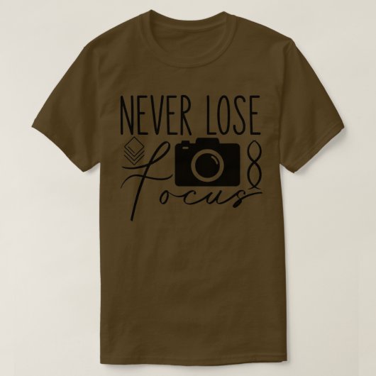ピントを失わない写真家カメラP Tシャツ (デザイン正面)