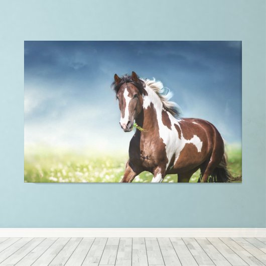 ピントホースギャロプススルーフラリー春草原 キャンバスプリント (インサイチュ (ウッドフロア))