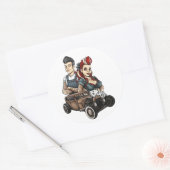 ピンナップの女の子とロカビリーホットロードカーとデバイス ラウンドシール (封筒)