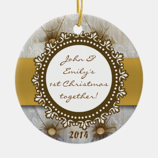 ピンビクトリアンタックファブパーソナライズされたー名オーナメント セラミックオーナメント (正面)