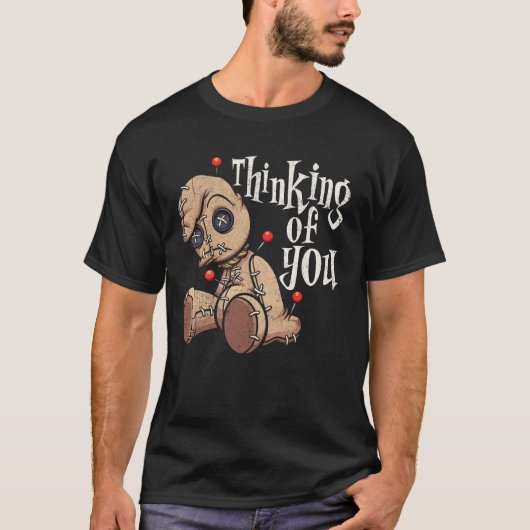 ピン考えハロー付きブードゥーのおもしろい人形 Tシャツ (正面)
