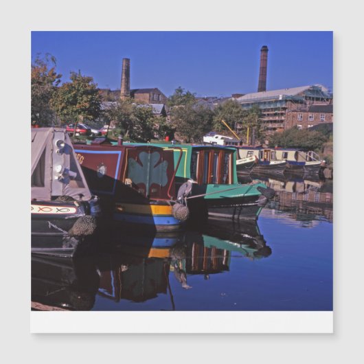 ピークフォレストキャナルダービシャーイングランド (正面)