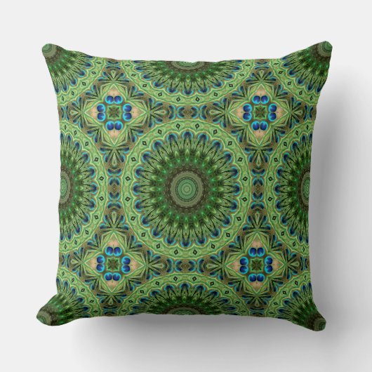 ピーコックフェザーマンダラエメラルドとブルーシンメトリ クッション (正面)