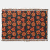 ピーシーなオレンジ色の花の暗いパターン スローブランケット (正面)