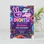 ピースアウトデッ独身のジットネオングローガール誕生日 招待状 (スタンド正面)