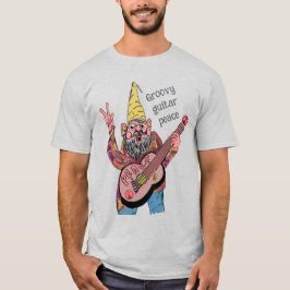 ピースギターを持つ愛らしいノーム、グルーヴィーな60年代の雰囲気 Tシャツ