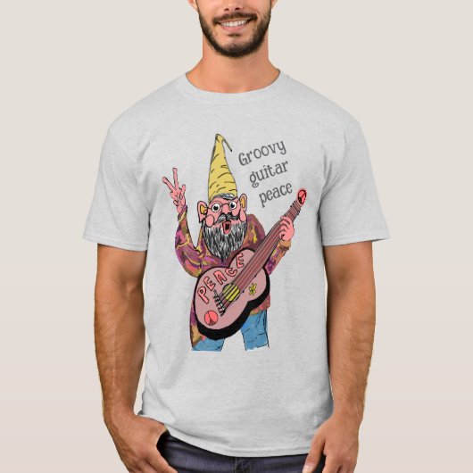 ピースギターを持つ愛らしいノーム、グルーヴィーな60年代の雰囲気 Tシャツ (正面)