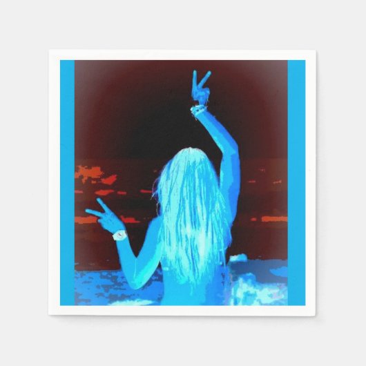 ピースサインを振る青いヒッピー女 スタンダードカクテルナプキン (正面)