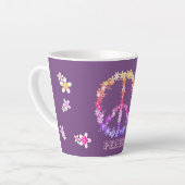 ピースサイン(カラフルフラワー付き)、パーソナライズされた文字 カフェラテマグ (左アングル)