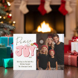 ピースジョイレトロフォント1写真かわいい家族のクリスマス シーズンカード<br><div class="desc">このフェスティバル平和と喜びのデザインはモダン、おもしろいスクリプトフォントと私の手で書かれたブロックフォントを使用して作成され、ピンクと赤の80年代のレトロなスタイルで淡い色のは、ホリーとベリーと私の手のサンタハットと一緒にオフに乗せ色彩の鮮やかて、あなたの家族の写真輝を輝作る。家族の名前と文字カスタムを追加して完成！オリジナルアート：Malissa Melrose</div>