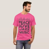 ピースラブとジャズ音楽のジャズミュージシャン Tシャツ (正面フル)