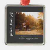 ピースラブジョイホリデークリスマスファミリーフォト メタルオーナメント (正面)