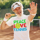 ピースラブテニスボールかわいいチームプレーヤー Tシャツ<br><div class="desc">私はテニス遊が大好きだ。愛のOとして黄色のテニスボールとキュートなテニス選手クリスマスプレゼント。青と緑書の平和とテニス。</div>