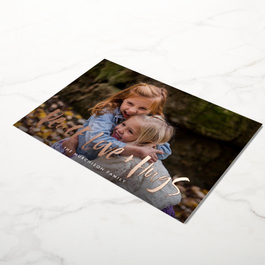 ピースラブハグレタリングフォトフォイルホリデーカード 箔シーズンカード (回転した状態)