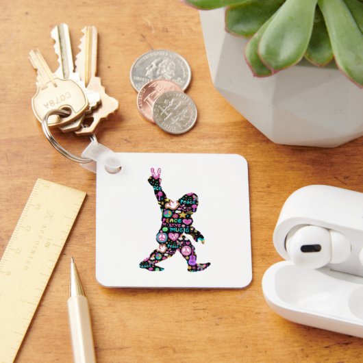 ピースラブビッグフートヒッピーおもしろいビッグフート恋人 キーホルダー (デスク)