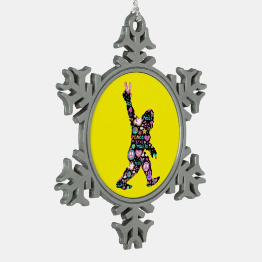 ピースラブビッグフートヒッピーおもしろいビッグフート恋人 スノーフレークピューターオーナメント (左)