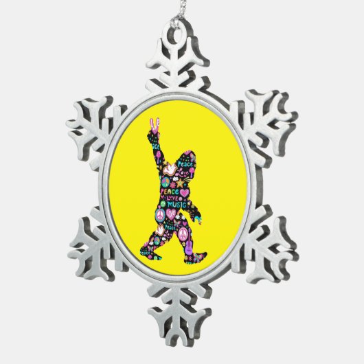 ピースラブビッグフートヒッピーおもしろいビッグフート恋人 スノーフレークピューターオーナメント (右)
